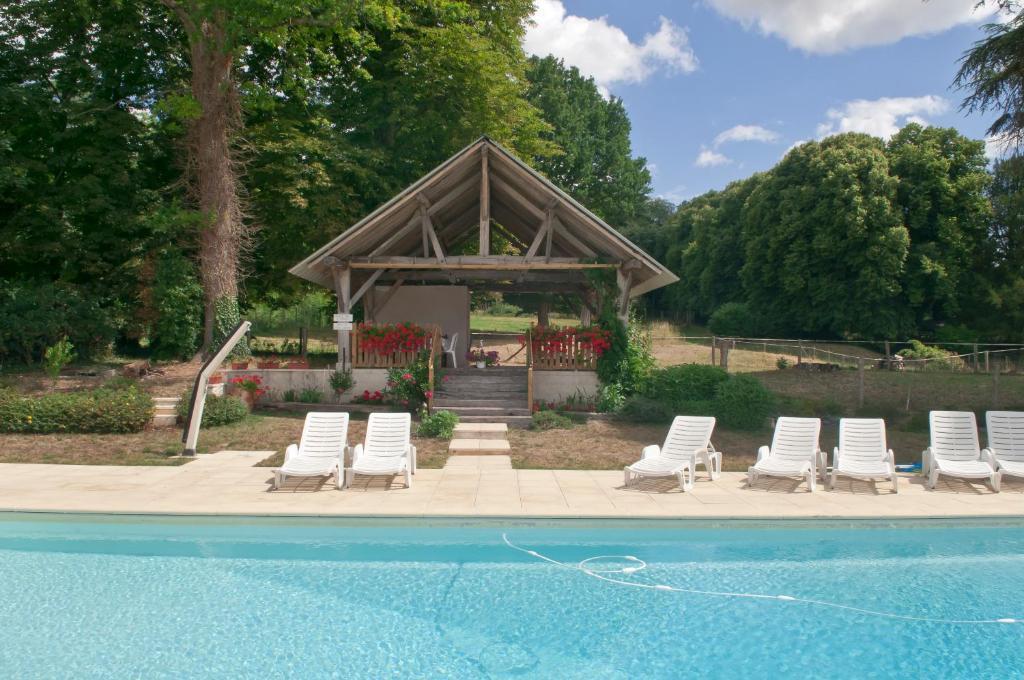Chateau De Salvert - 4 Gites - 32 Personnes Neuillé エクステリア 写真